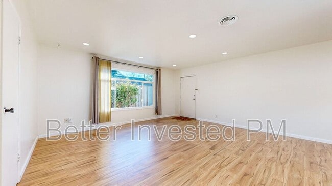 Foto del edificio - 866 Brigham Ave