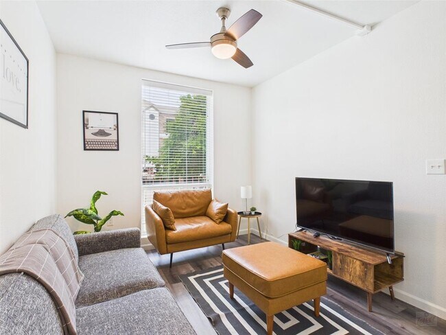 Building Photo - 911 W 22nd St