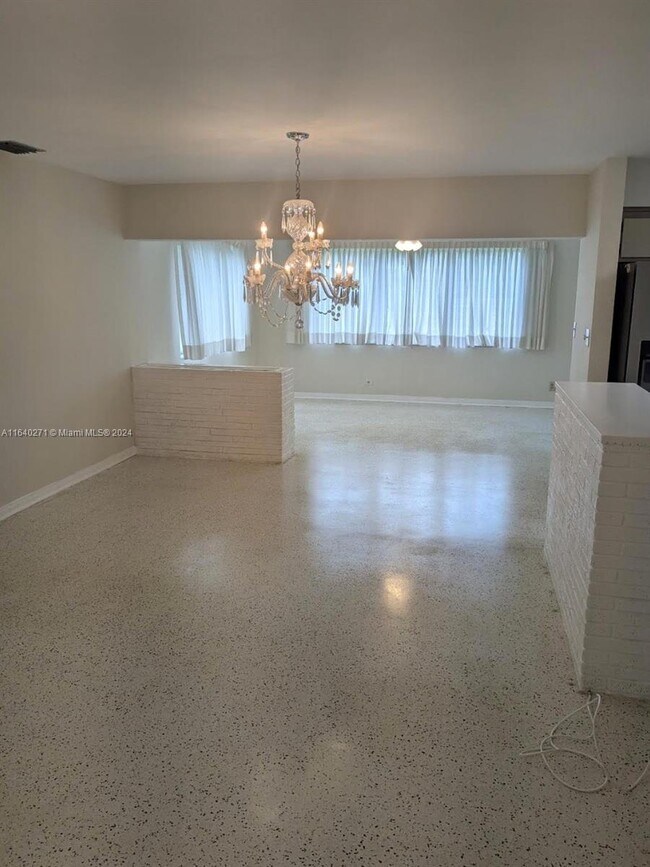 Foto del edificio - 1018 NE 8th St