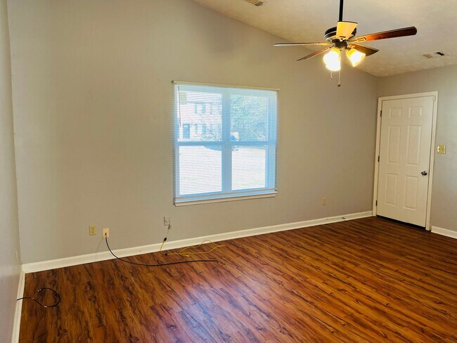 Foto del edificio - Newly renovated! 2 bed, 2 baths, large eat...