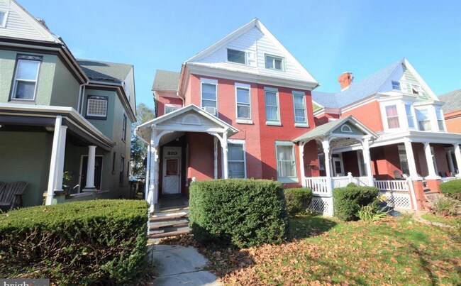 Frente de la casa, entrada lateral para la unidad del piso superior. - 820 N 4th St