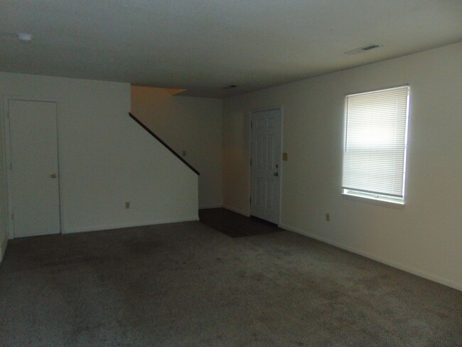 Building Photo - Nice 3 Bedroom 2.5 Bathroom Townhome!
