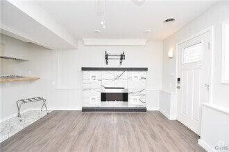 Building Photo - 102 Pine Dr
