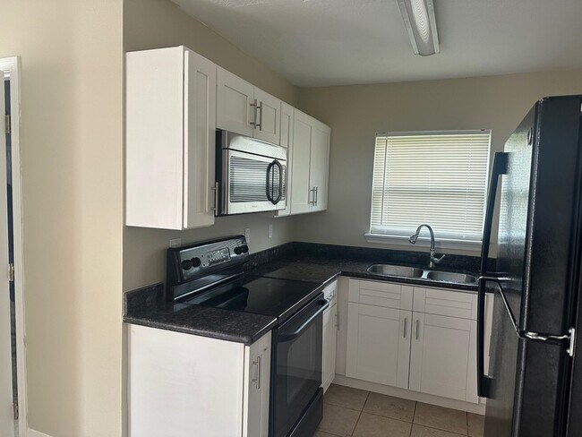 Building Photo - 631 Live Oak Dr
