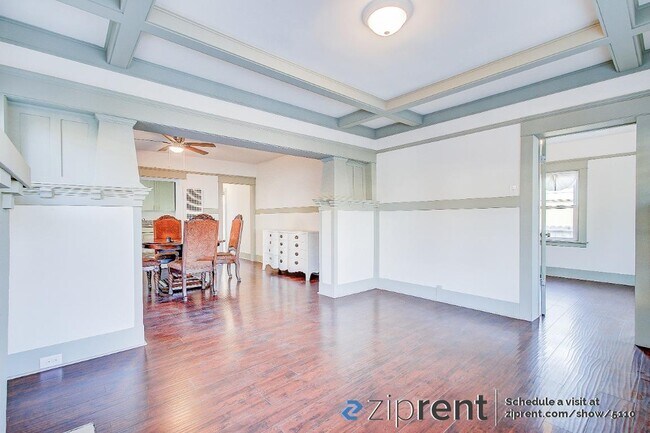 Foto del edificio - 958 W 42nd Pl