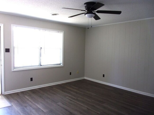 Building Photo - 2 Bedroom 1 Bath Ground Floor Apartment