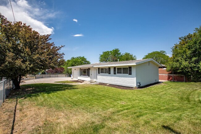 Building Photo - 9949 E Sego Lily Dr