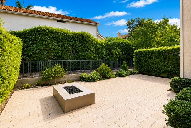 Foto del edificio - Welcome to your dream home in a serene coastal community! Spacious Updated Home with Designer Fin...