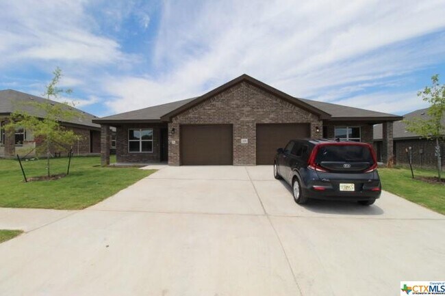 Foto del edificio - 118 Wind Ridge Dr