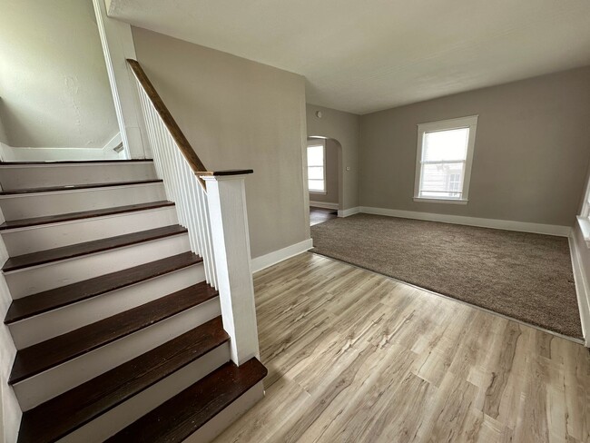 Building Photo - 118 Burr Oak - Water Included- Creston Nei...