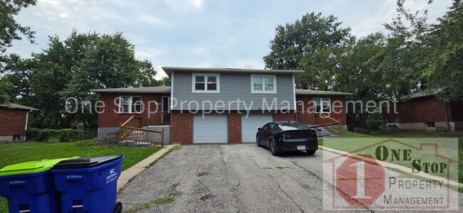 Building Photo - Stunning 3 bedroom, 2 bathroom duplex in Lee's Summit!