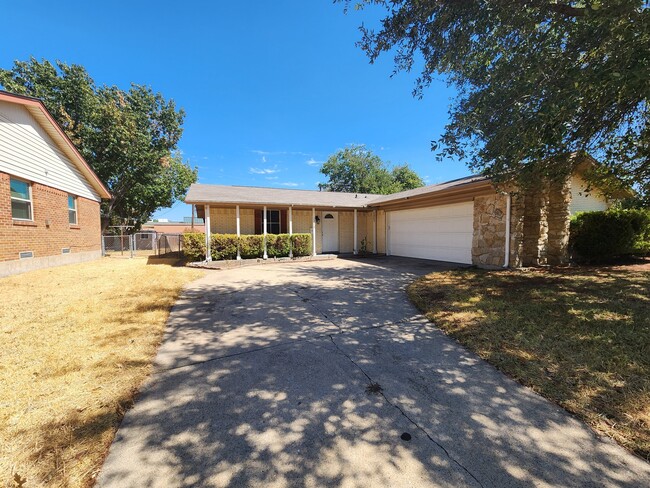 Building Photo - 2210 Newcastle Dr