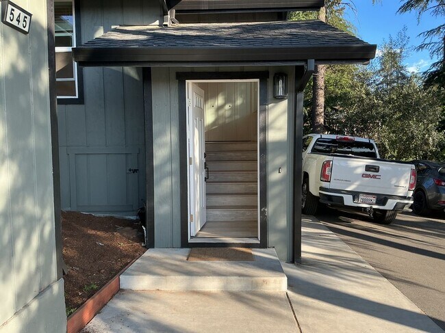 Foto del edificio - 545 Brush Creek Rd