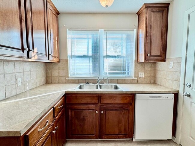 Building Photo - 202 E 6th St