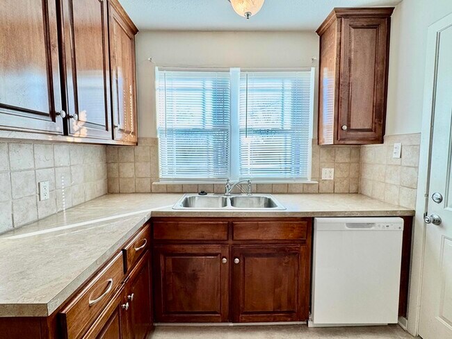 Foto del edificio - PROMO: Get HALF month’s rent free when you sign the lease TODAY! / 3 Bed, 1 Bath Home with Fenced...