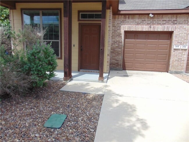 Building Photo - 185 Creekside Villa Dr