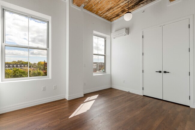 Dormitorio - 105 Court Street - The James English Building!