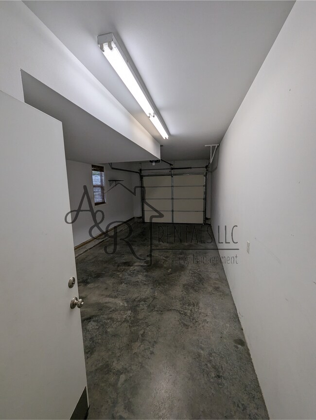 Foto del edificio - 301 E 7th St