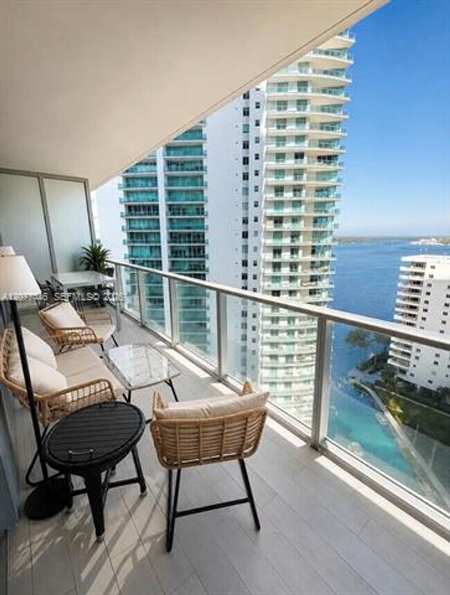Foto del edificio - 1300 Brickell Bay Dr