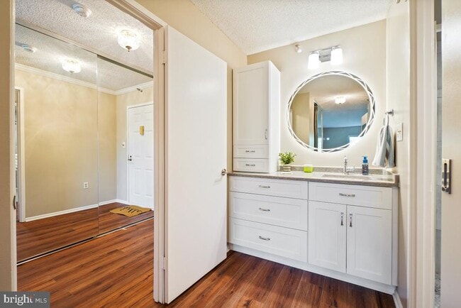 Foto del edificio - 15101 Interlachen Dr