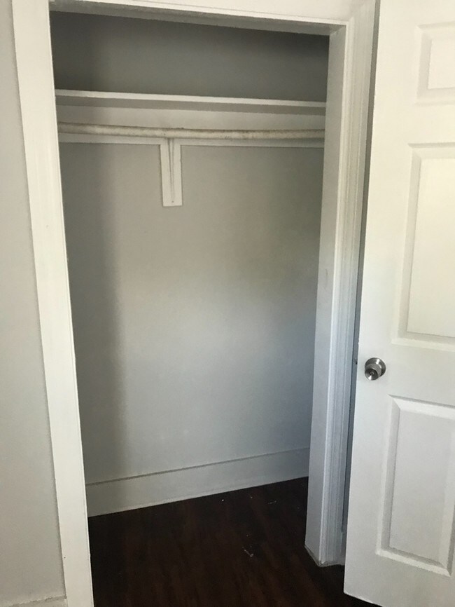 Building Photo - Great 3 bedroom/2 bath central air apartment