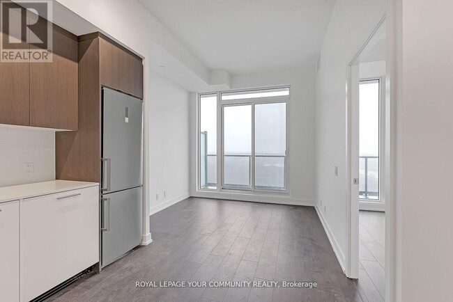 Photo du bâtiment - 215 Veterans Drive