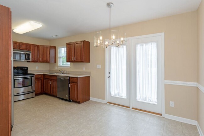Building Photo - Gorgeous 3-Bedroom Townhouse in Fletcher
