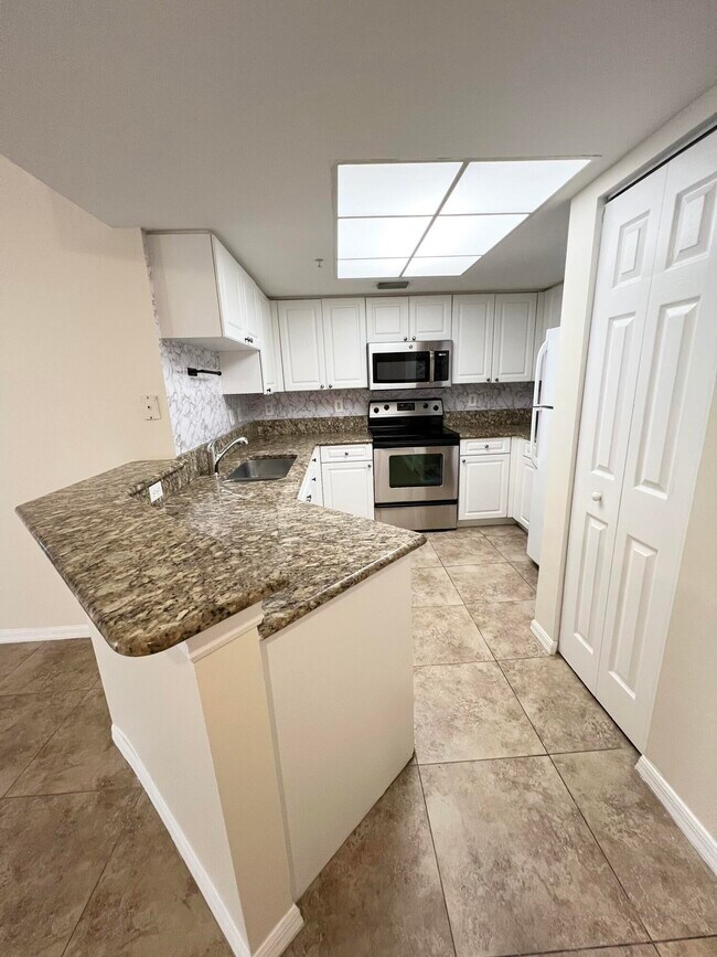 Foto del edificio - 1100 Crestwood Ct S
