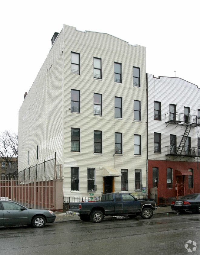 Foto principal - Walk-up Apartment