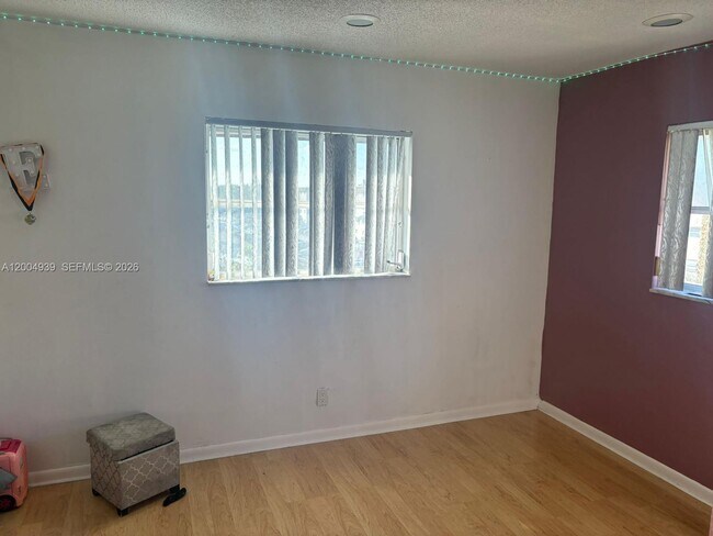 Foto del edificio - 1880 N Congress Ave