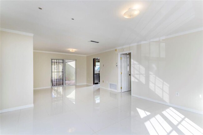 Foto del edificio - 6413 SW 25th St