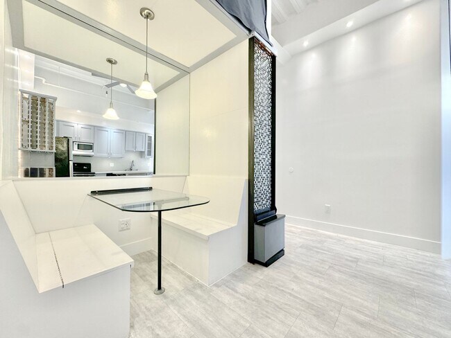 Building Photo - Top floor modern crafted spacious 1 Bed + ...