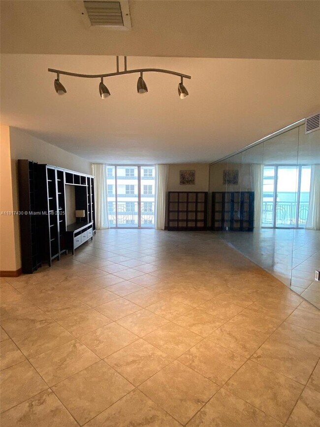 Foto del edificio - 5825 Collins Ave