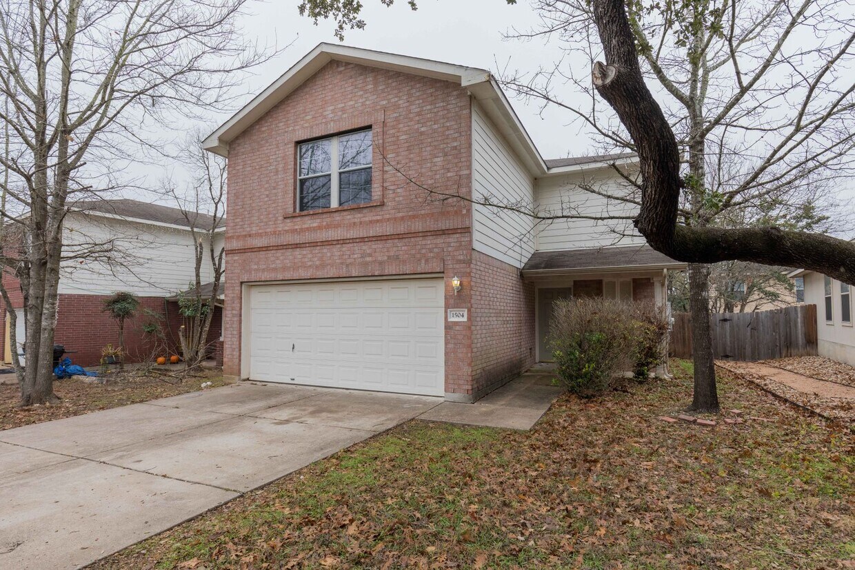 Foto principal - Charming 3BR/2.5BA Home with Spacious Back...