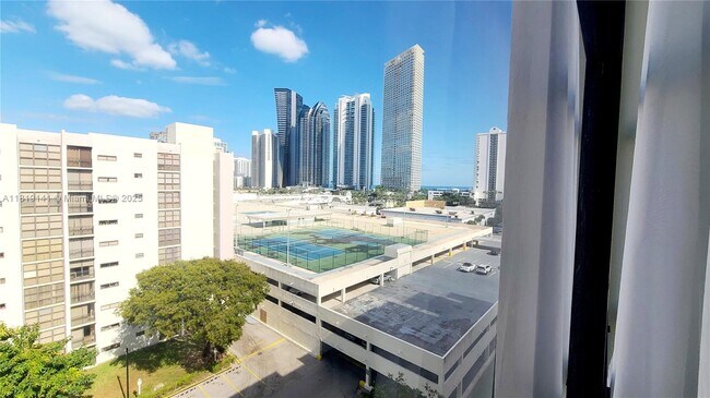 Foto del edificio - 16909 N Bay Rd