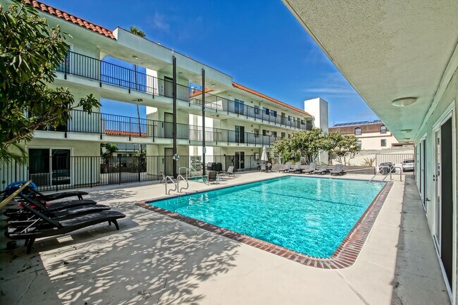 Building Photo - Recently Updated, Top-Floor 2BR2BA Condo in Apple Tree Community w/ Pool, Overlooking Greenbelt/H...