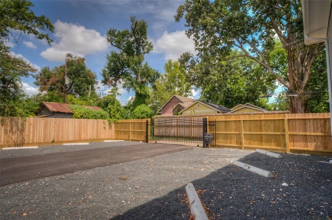 Building Photo - 427 W 16th St