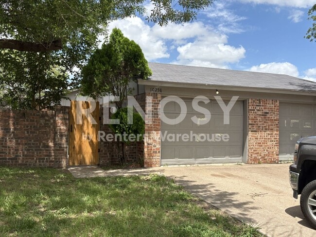 Building Photo - 10258 Maverick Dr