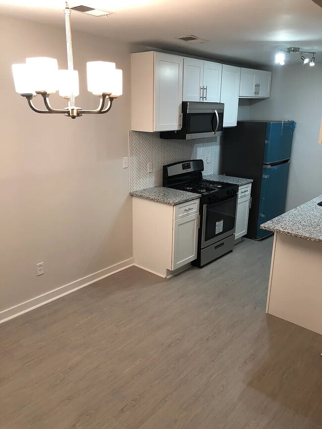 Building Photo - Room in Townhome on Pine Tree Trail