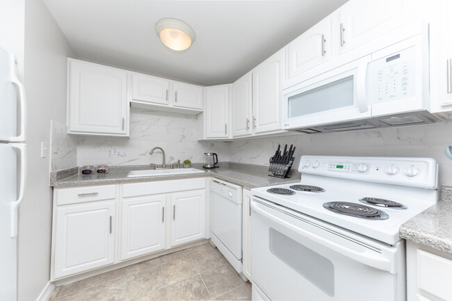 Kitchen - Full oven, space-saving microwave - 3010 E Bijou St