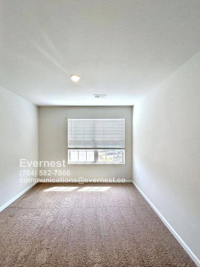 Building Photo - 3 Bed, 2.5 Bath Townhome with Attached Garage and Modern Amenities / voucher accepted / Pet-frien...