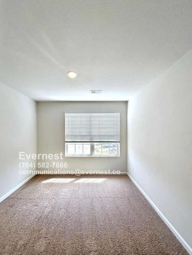 Foto del edificio - 3 Bed, 2.5 Bath Townhome with Attached Garage and Modern Amenities / voucher accepted / Pet-frien...