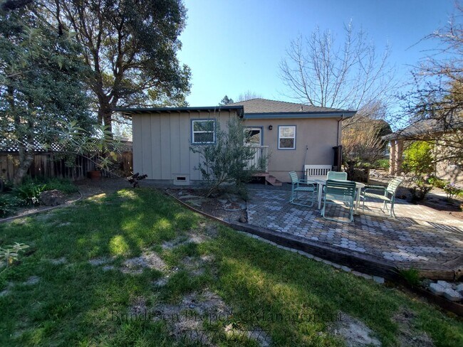 Building Photo - 9936 Oak St