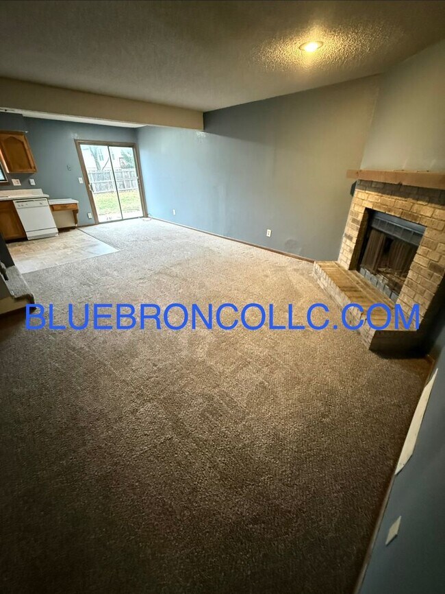 Building Photo - Spacious 2 Bedroom unit for a great price!