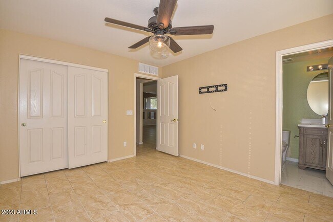 Building Photo - 9814 W Rock Springs Dr