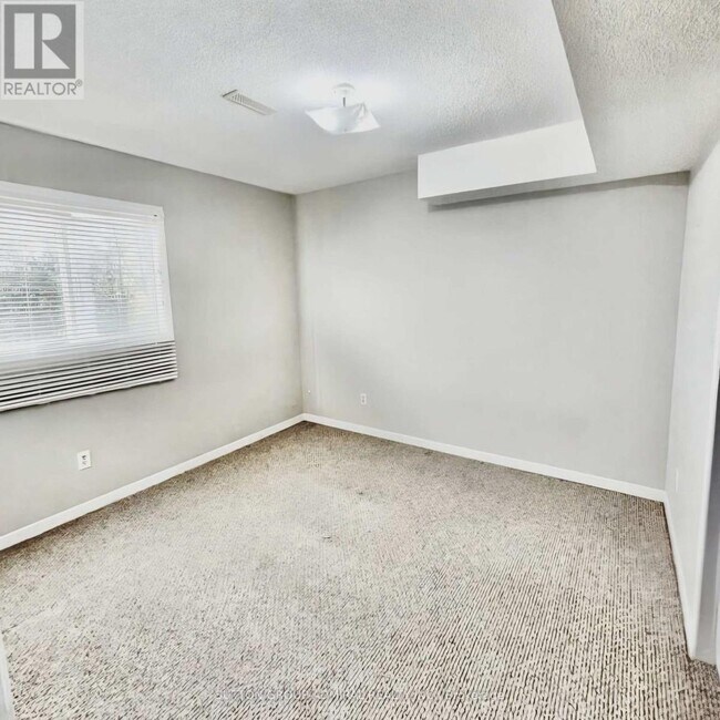 Photo du bâtiment - 53 Eden Dr