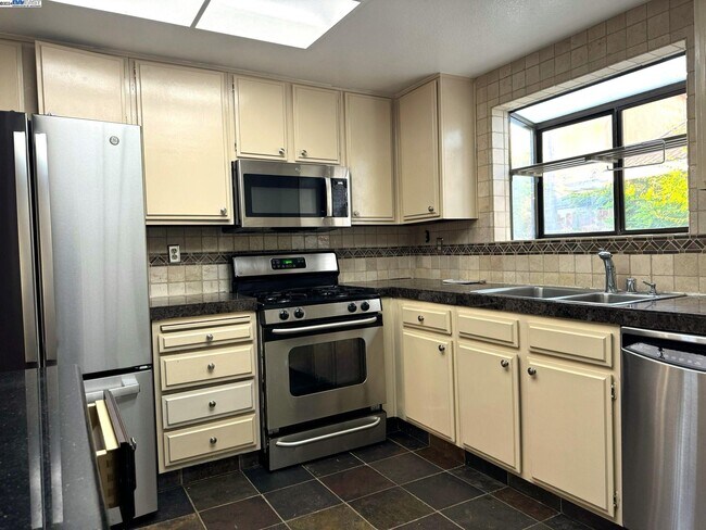 Foto del edificio - 7221 Sleepy Creek Dr