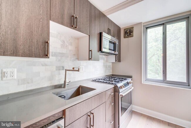 Foto del edificio - 4200 Cathedral Ave NW