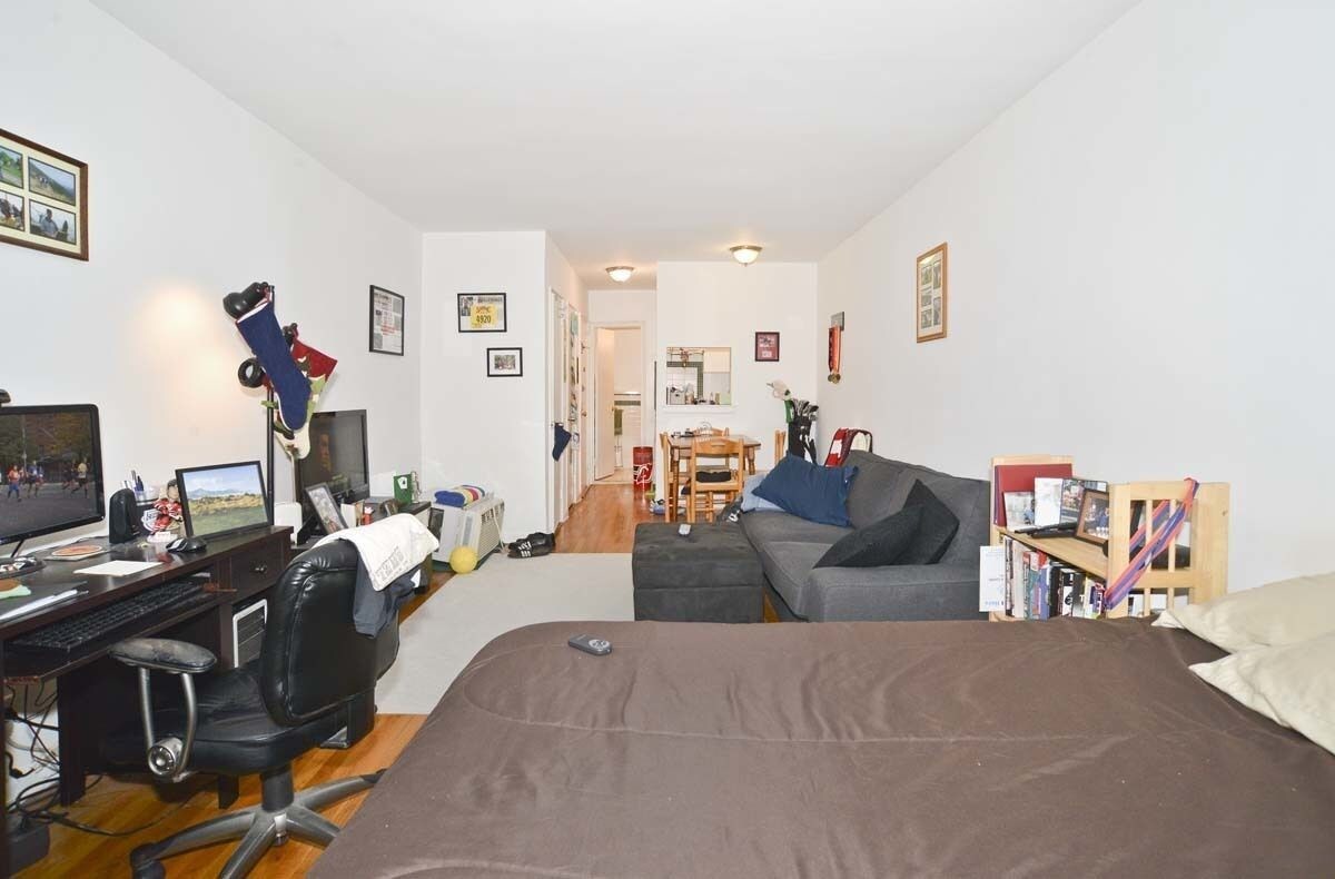 Building Photo - 442 E 78th St