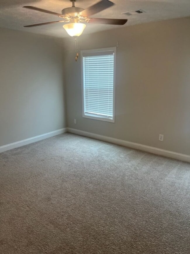 Building Photo - Spacious & Stylish Living – Available for ...